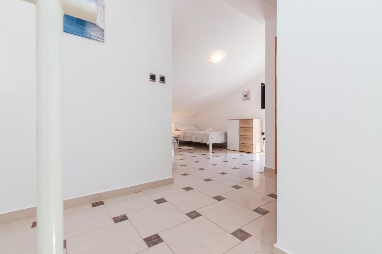 Beautiful Apartment Lovorka 6 , Baska, Krk Екстериор снимка