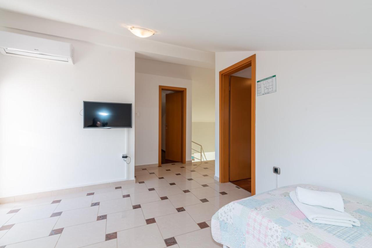 Beautiful Apartment Lovorka 6 , Baska, Krk Екстериор снимка